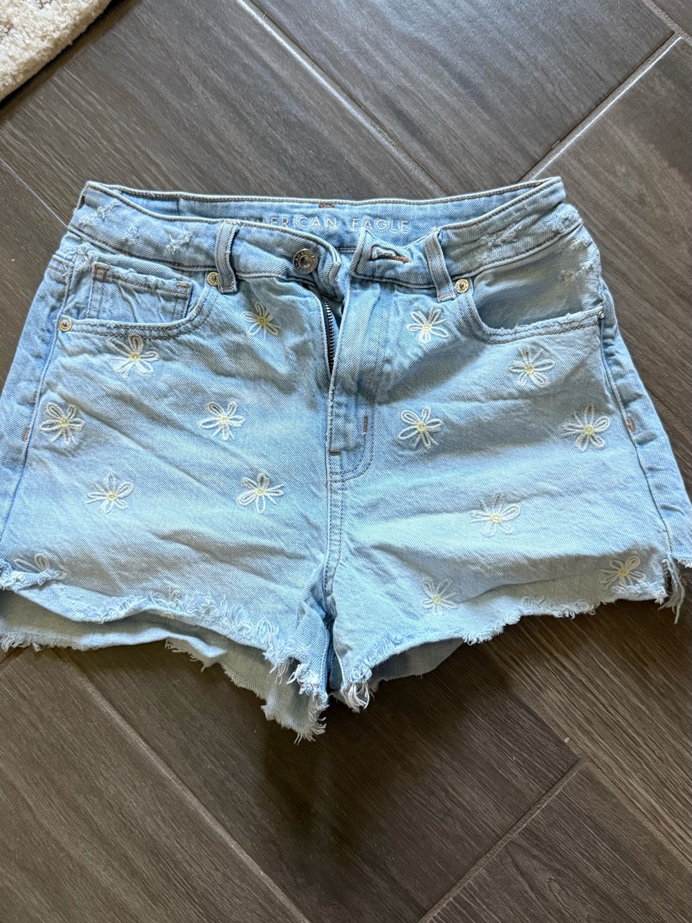 American Eagle Embroidered Daisy Denim Shorts Size 2 Light Wash Cutoff